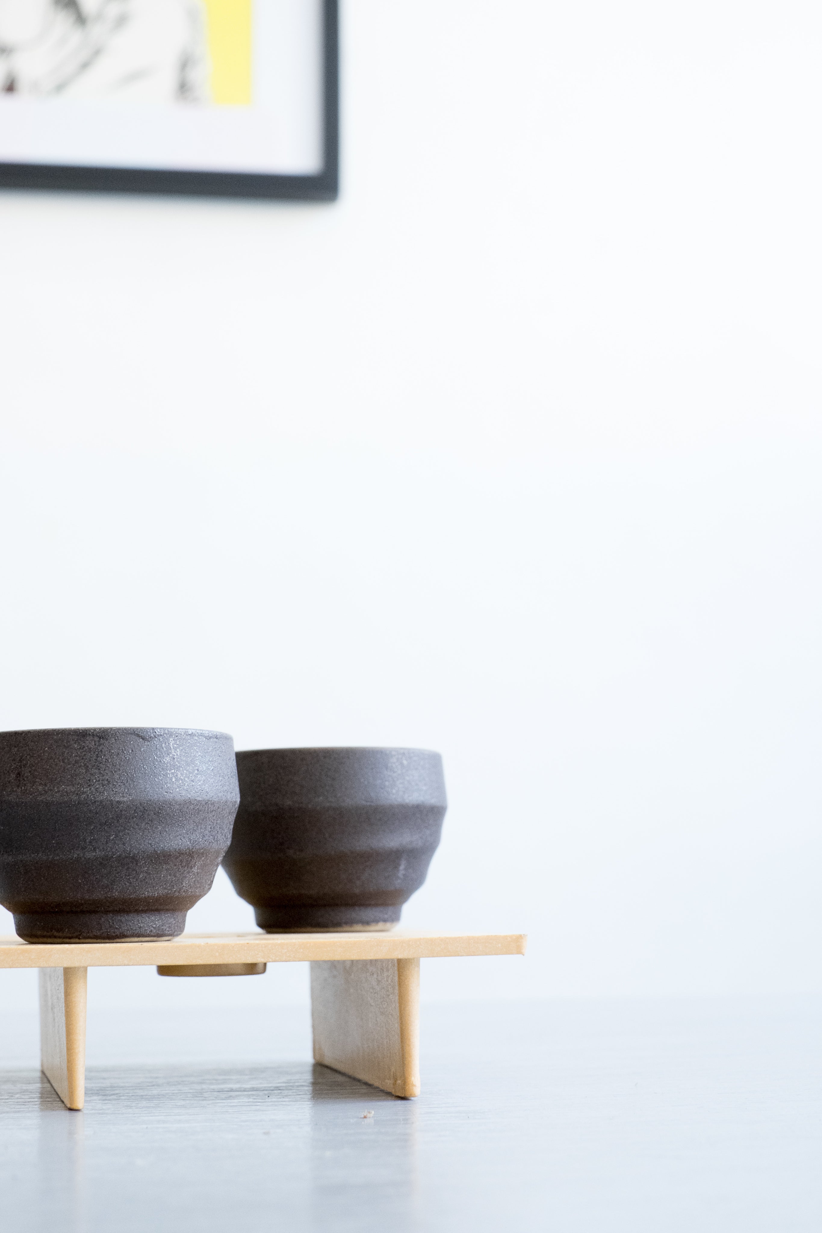 files/minimalistic-cups-on-a-tiny-table.jpg